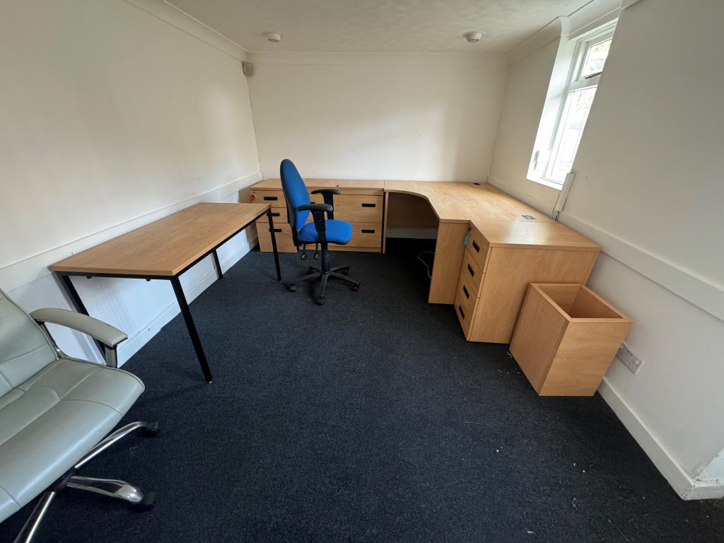 Lot: 94 - TOWN CENTRE SINGLE STOREY BUILDING WITH POTENTIAL - Rear office
